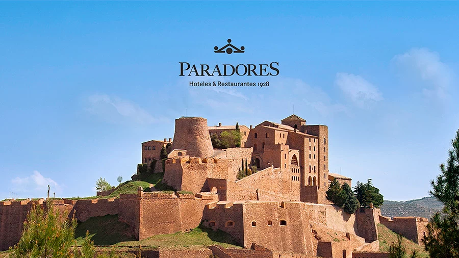 Portada del dossier comercial creado para Paradores