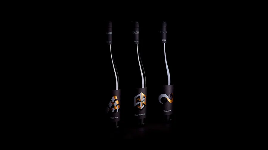 Tres botellas con las etiquetas de vino diseñadas por Microbio