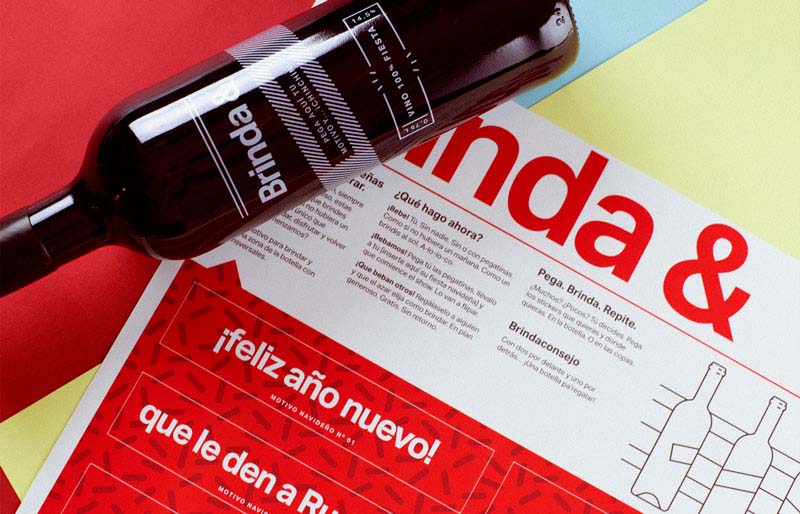 La botella y las pegatinas incluídas para su personalización