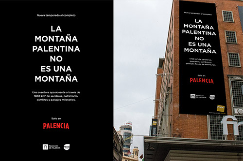 Aplicación de la campaña en una lona de gran tamaño colocada en el Centro Comercial Fnac de Madrid