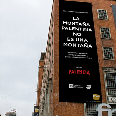 Aplicación de la campaña en una lona de gran tamaño colocada en el Centro Comercial Fnac de Madrid