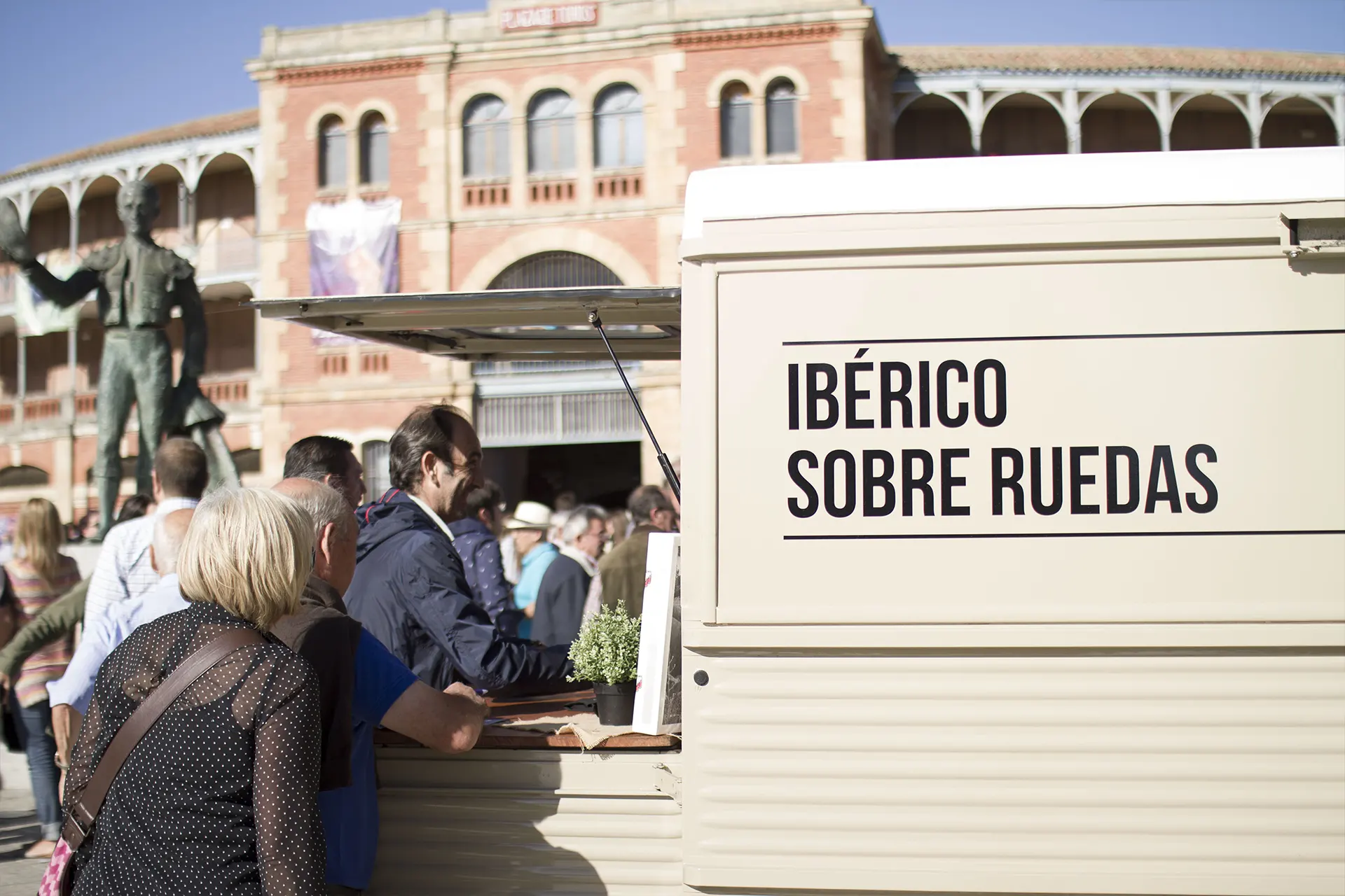 Realizamos el evento en un ubicación ideal, frente a la plaza de toros de Salamanca en día de feria