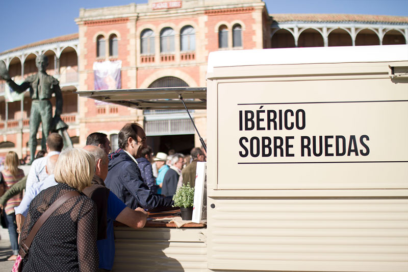 Realizamos el evento en un ubicación ideal, frente a la plaza de toros de Salamanca en día de feria