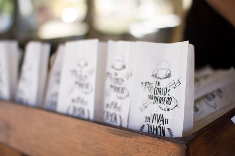 Realizamos un packaging personalizado para el emboltorio de los bocadillos