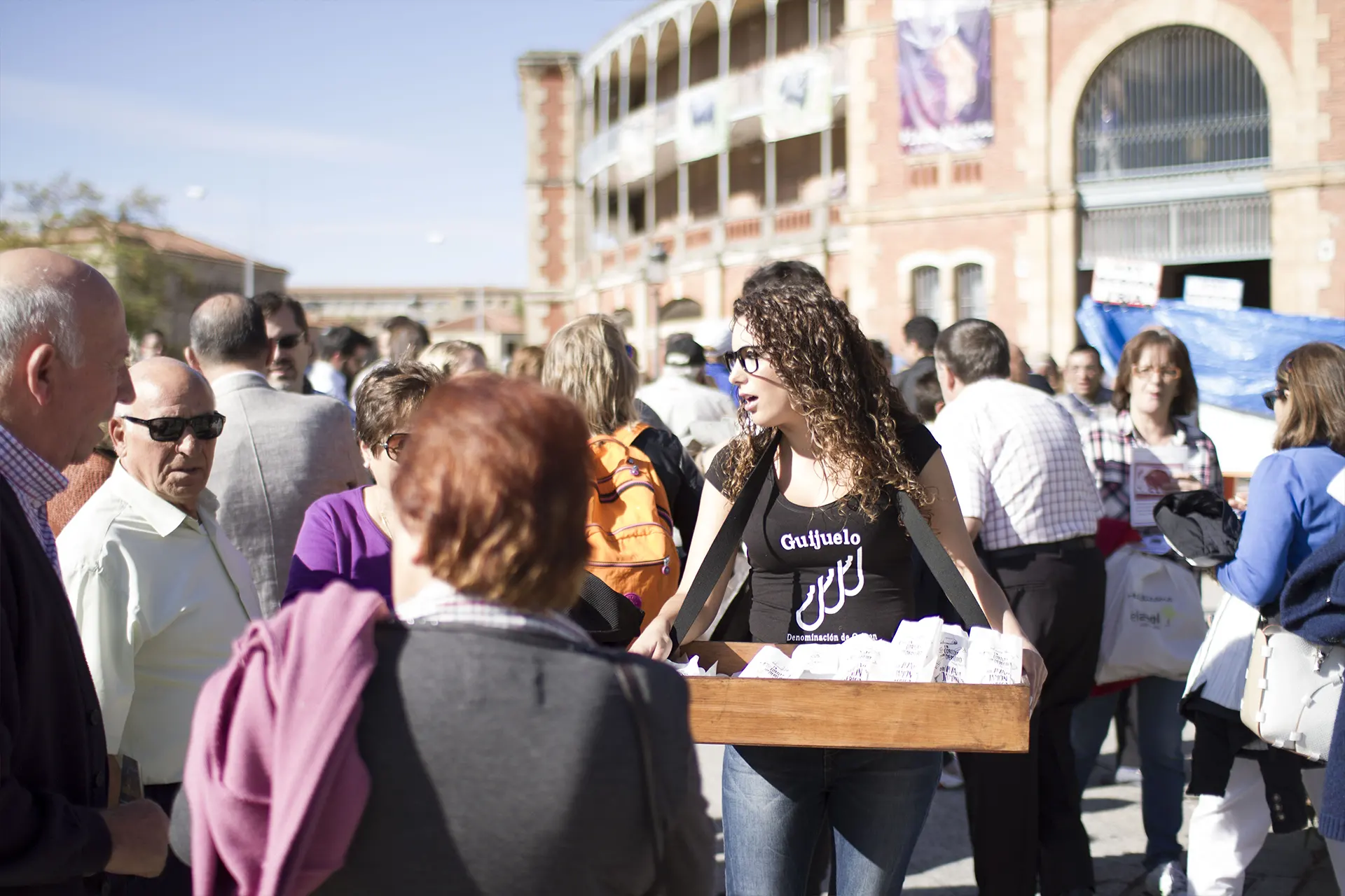 Además de en la propia foodtruck repartimos bocadillos por toda la plaza