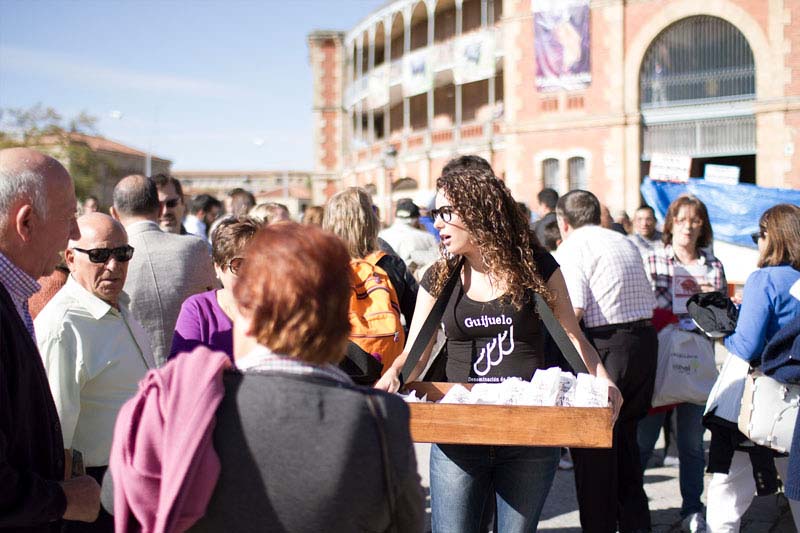 Además de en la propia foodtruck repartimos bocadillos por toda la plaza