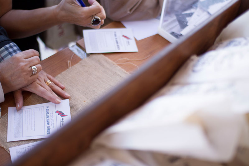 Rellenando una tarjeta se podía acceder al sorteo de un Jamón Ibérico de Guijuelo