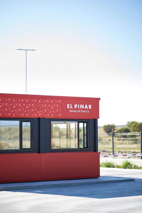 Instalación de entrada a la plana de producción personalizada con la identidad de El Pinar